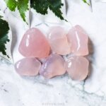 Roze chalcedoon knuffelsteen - Crystal Cave