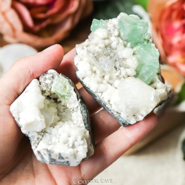 Groene apofyliet met stilbiet en witte heulandiet cluster - Crystal Cave