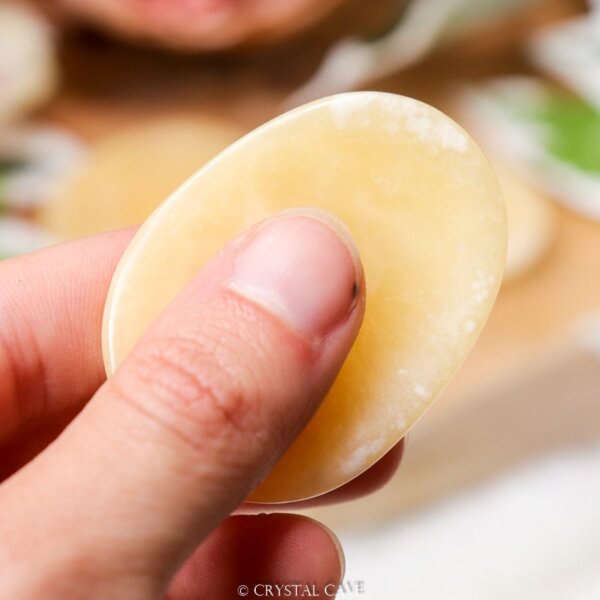 Gele calciet worry stone - Crystal Cave