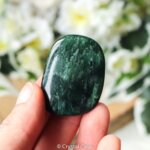 Groene kyaniet cabochon - Crystal Cave