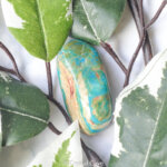 Parrot wing chrysocolla steen - Crystal Cave