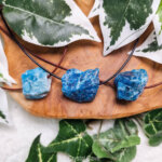 Blauwe apatiet ruwe ketting - Crystal Cave